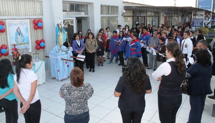 Imagen de la Virgen Milagrosa recorrió campus de la UCV Chimbote