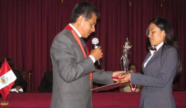 Estudiantes de ULADECH Católica premiados por Corte Superior del Santa 