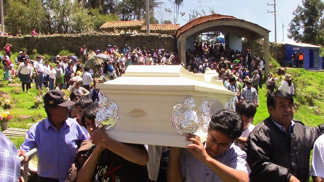 Llanto y dolor en el último adiós a los 3 hermanos que murieron en incendio provocado en Huaraz