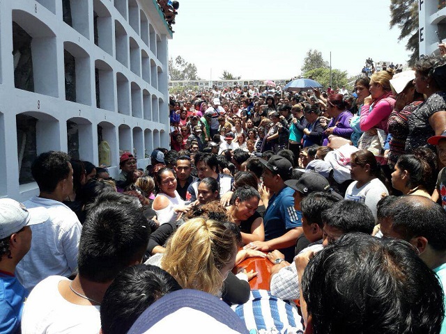 Una multitud de chimbotanos despidió con lágrimas a los hermanos Bermúdez, integrantes de “Gemma”