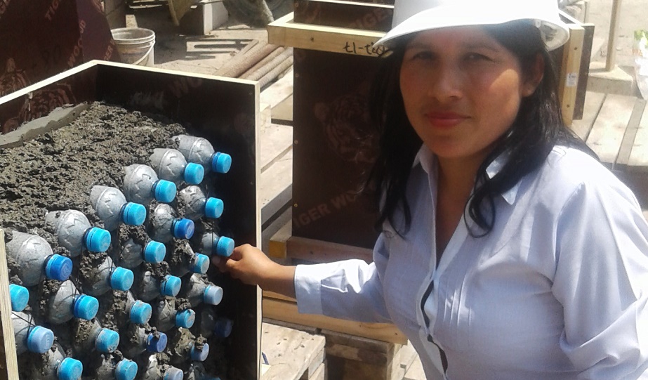 Docente de la UCV construirá vivienda ecológica con botellas de plástico