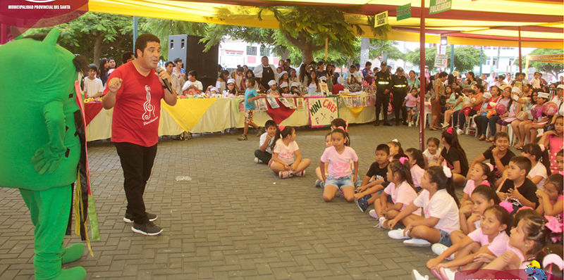 Exposición de pinturas de niños de Chimbote en la sala de arte de la MPS