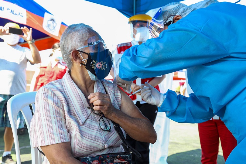 Angustia y dudas sobre la vacuna son frecuentes en adultos mayores
