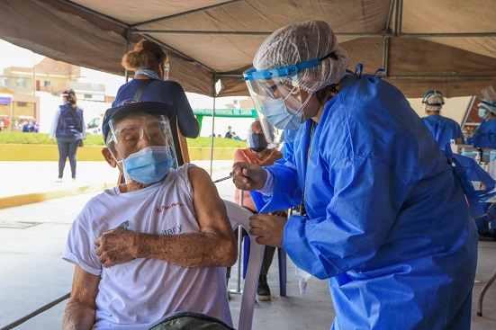 Chimbote: autoridades supervisan vacunación de adultos mayores de 80 años