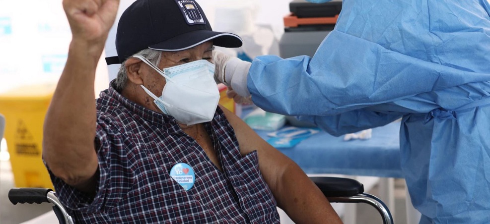 Vacunación de mayores de 70 años se inicia hoy: consulta aquí lugar y fecha