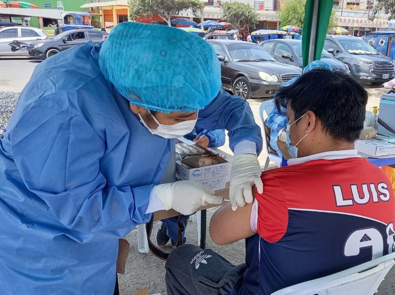 Áncash: brigadistas se desplazan a mercados para vacunar a ciudadanos contra el covid-19