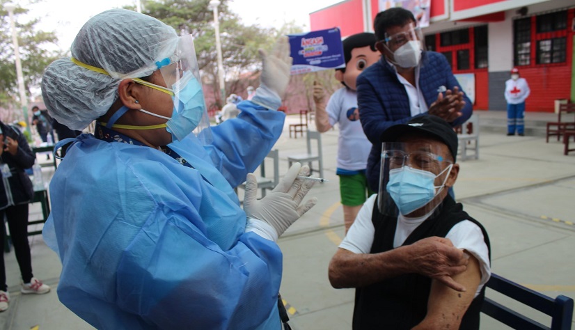 En Perú el 61% de personas mayores de 60 años se aplicó la tercera dosis