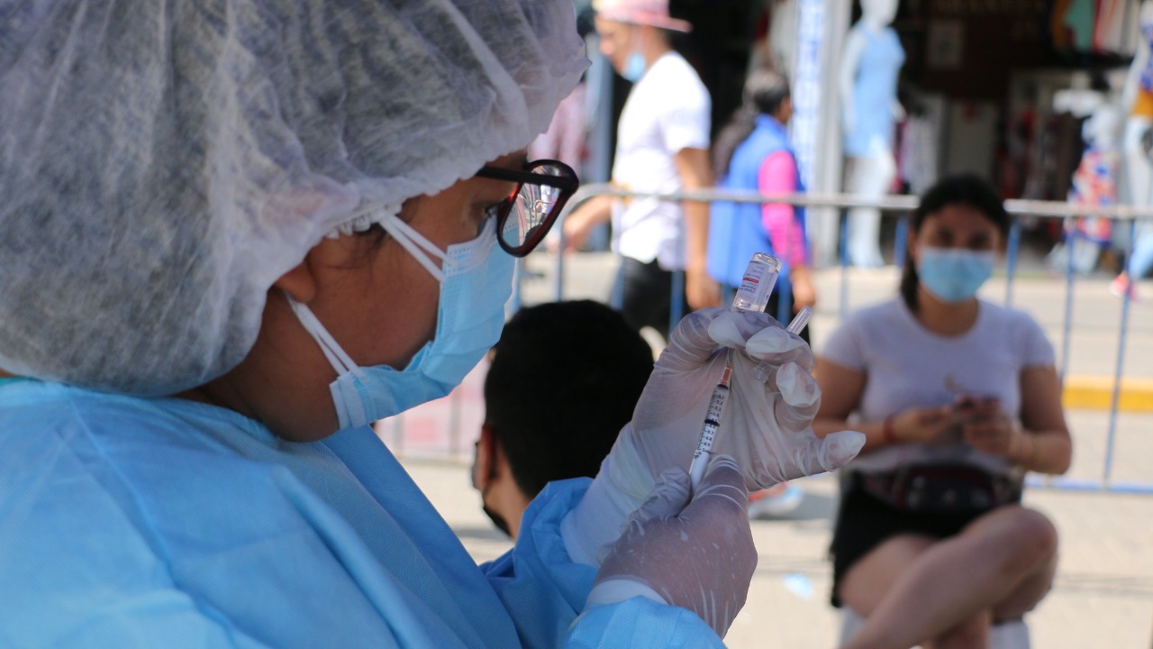 Sepa por qué es necesario recibir la cuarta dosis si ya cumplió los 40 años  