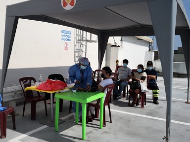 Chimbote: vacunan contra el covid-19 a mayores de 49 años en el centro comercial Mega Plaza