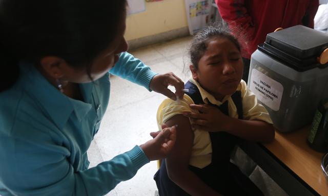 Inician campaña de vacunación a niñas para evitar cáncer de cuello uterino