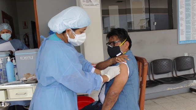 Hospital La Caleta de Chimbote es el primero en vacunar a sus guerreros de primera línea