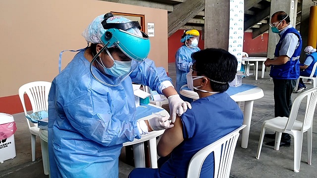 Vacunan a personal de Primera Línea de Hospital I de EsSalud de Nuevo Chimbote