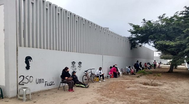 Forman largas colas en Chimbote y Nuevo Chimbote para vacunación a mayores de 30 años
