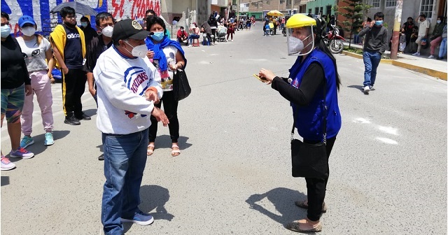 Quejas por un solo personal de salud para vacunar a más de 200 personas en Chimbote