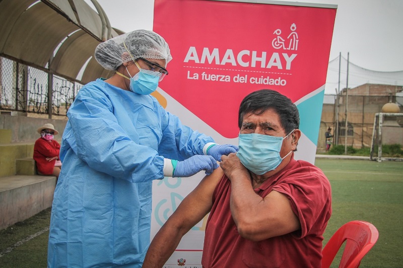 Unos 600 adultos mayores y personas con discapacidad son vacunados contra la influenza y neumococo