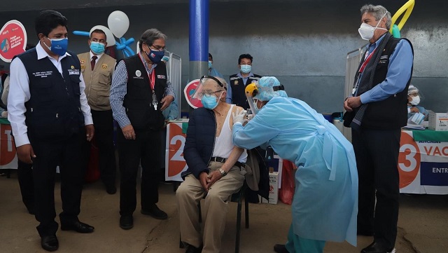 Gobernador de Áncash anuncia que desde el martes vacunarán a 12,180 maestros de zonas rurales