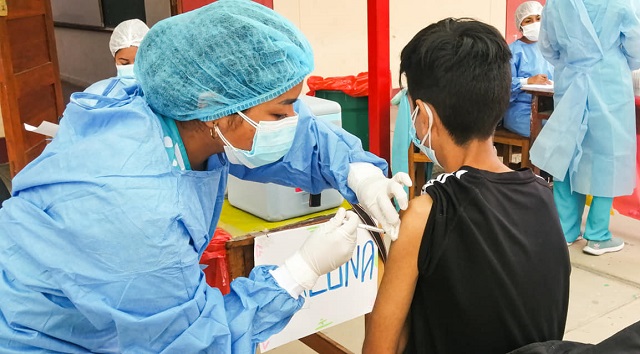 Masiva asistencia de menores en locales de vacunación contra la Covid-19 en Nuevo Chimbote