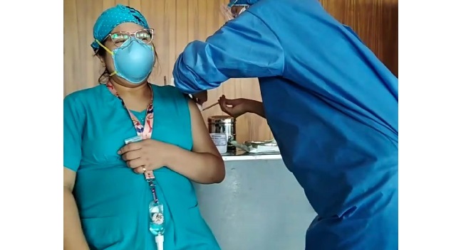 Pamela Borja es la primera gestante del Hospital Regional de Nuevo Chimbote en ser vacunada contra el virus