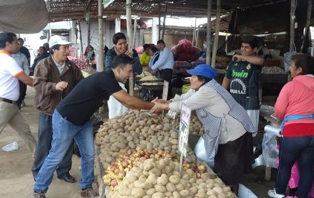 Candidatos Valentín Fernández y Guido Mariños recorrieron mercados