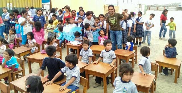 Colegio se beneficia con 75 carpetas donadas por candidato Valentín Fernández
