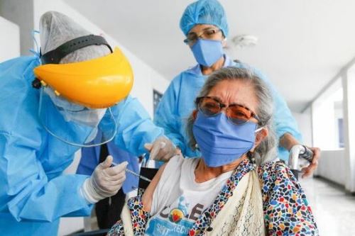 Más de 1.3 millones de adultos mayores de 70 serán vacunados desde mañana a  nivel nacional