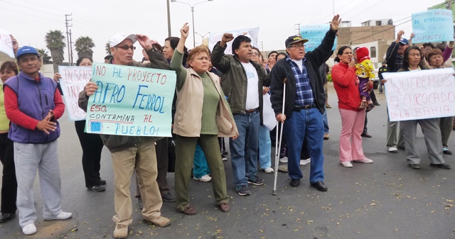   Pobladores bloquean la avenida Meiggs exigiendo enrocado