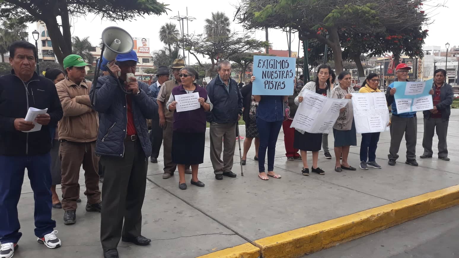 Chimbote: vecinos de "San Pedro" exigen que se culminen veredas abandonadas 