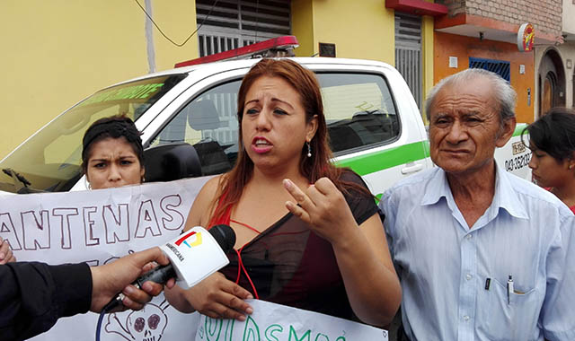 Vecinos de “El Acero” protestan contra instalación de antena en Chimbote