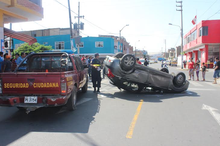 Chimbote: Vehículo da vueltas de campana y pasajeros casi pierden la vida
