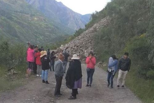 Áncash: deslizamiento de lodo y piedras bloquea paso de vehículos en vía longitudinal de Conchucos   