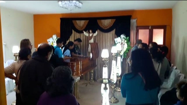 Restos de mujer asesinada por su esposo empresario son velados en Chimbote