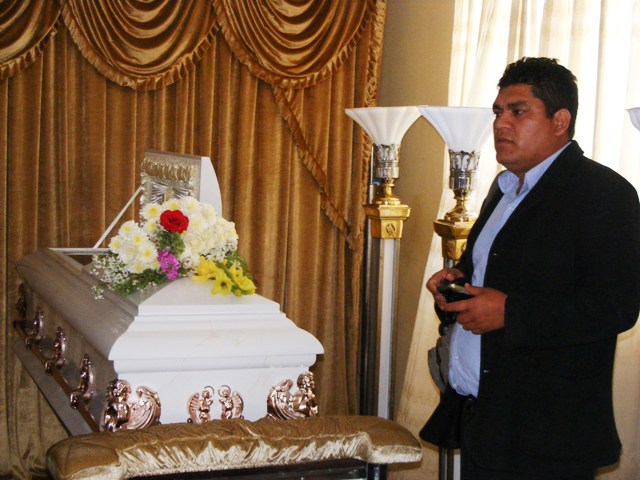Restos de alcalde de Macate son velados en su vivienda del pueblo joven San Pedro en Chimbote
