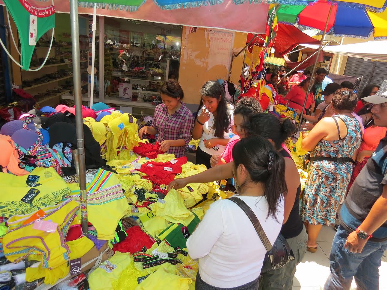 Inician venta de prendas amarillas en mercado Modelo de Chimbote