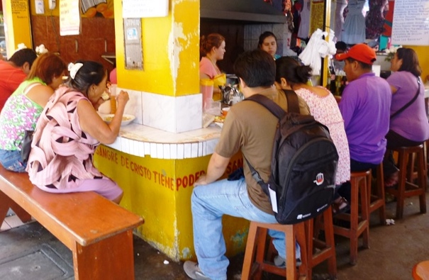  Vendedores de comida del mercado Modelo pasan por examen médico