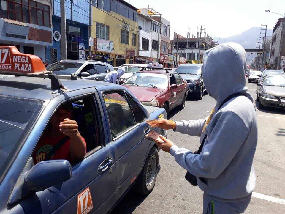 Venezolanos deambulan por las calles de Chimbote entregando sus billetes Bolívar por soles