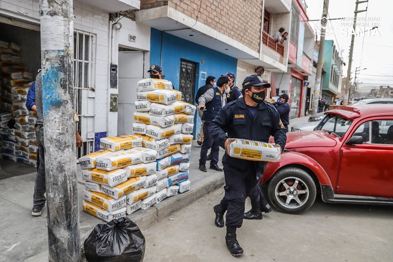 Multan a propietarios de locales de venta de materiales de construcción por invadir la vía pública