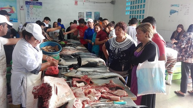 Chimbotanos se amontonan para comprar pescado por Semana Santa pese a precios elevados