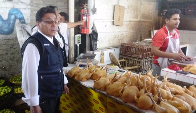 Venta de pollo y carne en mercados no reúnen condiciones de salubridad