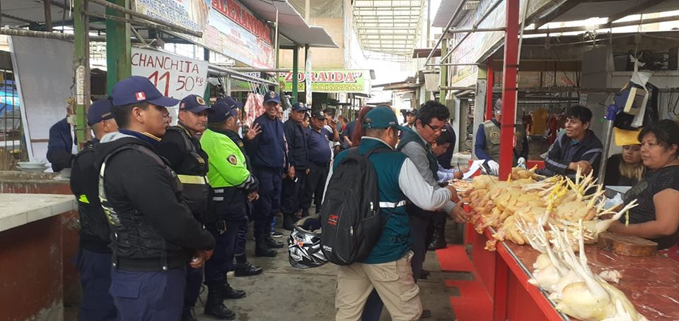 Sancionan a puestos de venta de carne y pollo en mercado La Perla por malas condiciones antihigiénicas