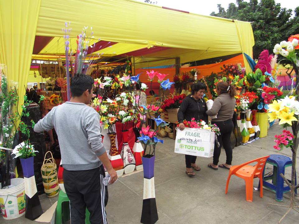 Artesanos de feria ambulante instalada por San Pedrito pedirán que los dejen una semana más 