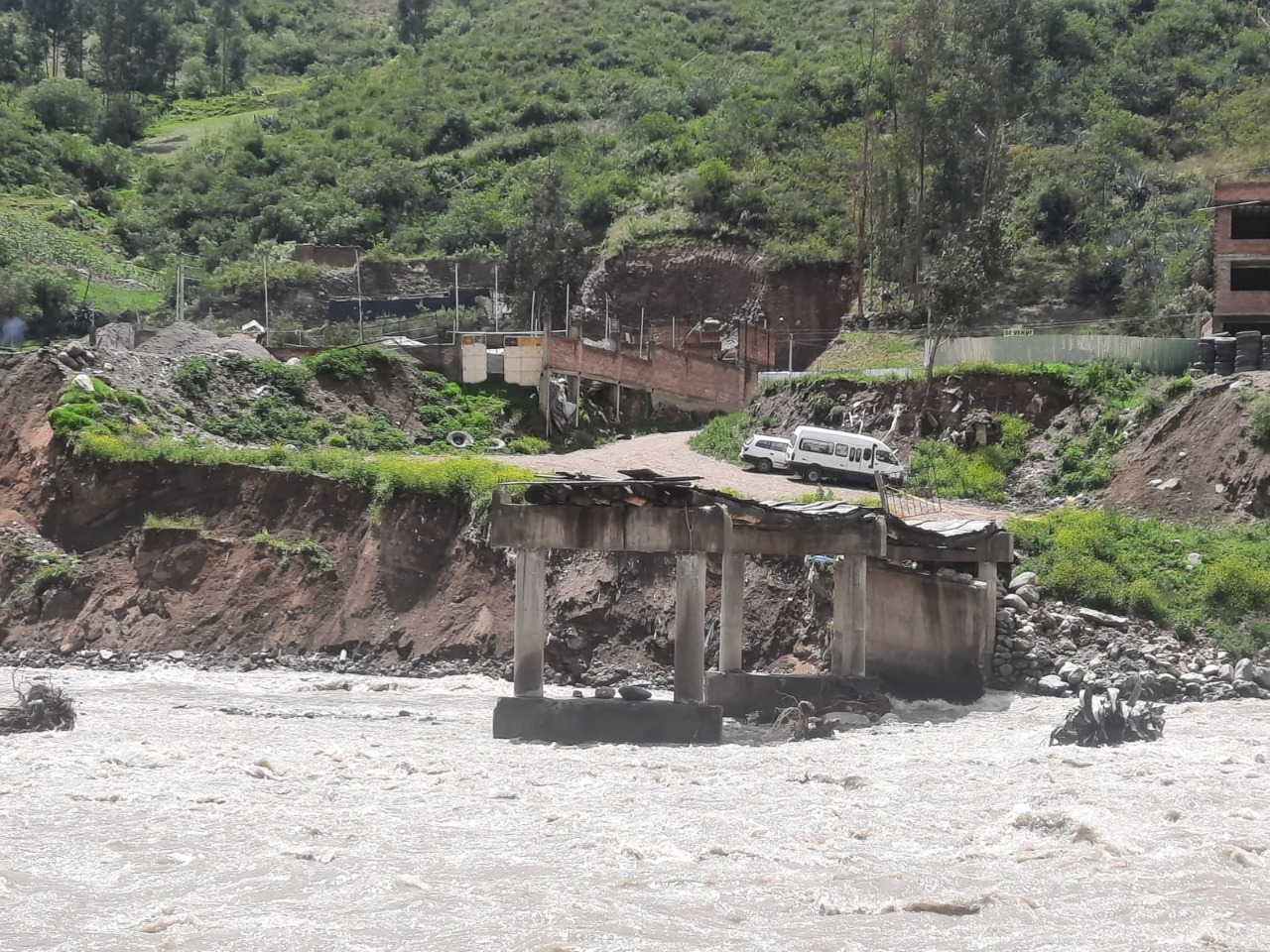 Áncash: realizan evaluación de daños del puente colapsado en Quechcap