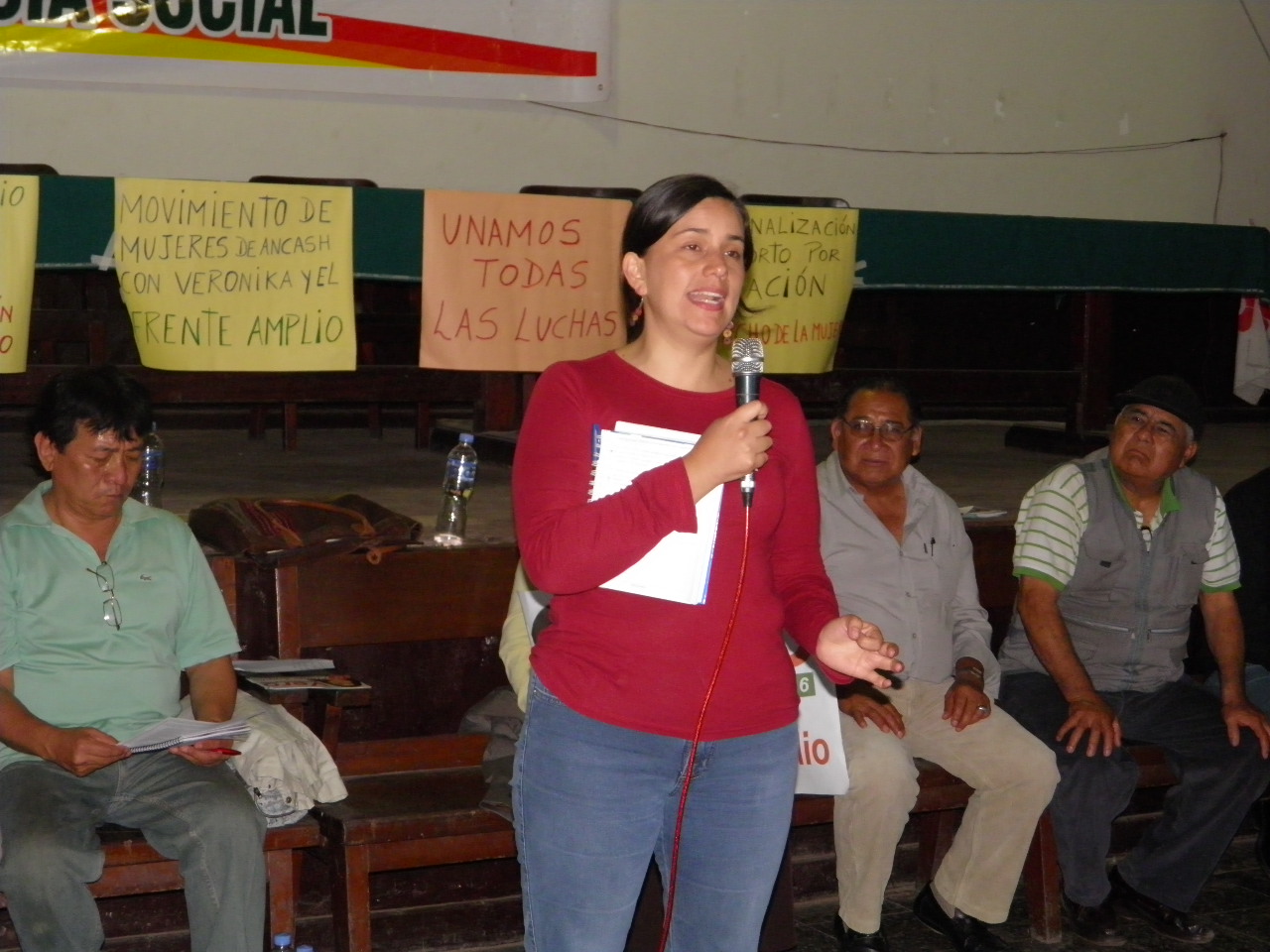 Chimbote: Verónika Mendoza recoge problemática del sector pesquero