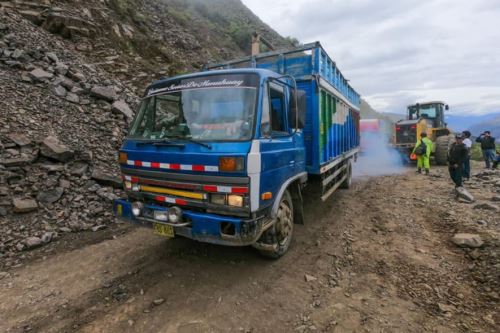 Habilitan pase de vehículos en vía Longitudinal de Conchucos