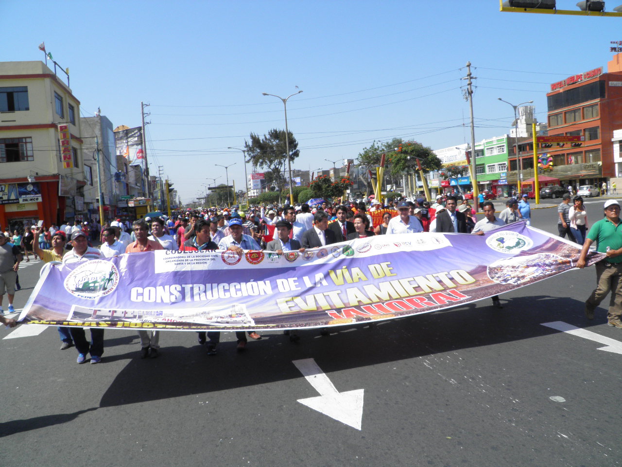 Cientos de manifestantes marchan para exigir Vía de Evitamiento en Chimbote