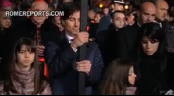 El papa Francisco asiste al Vía Crucis en el Coliseo de Roma (Video)