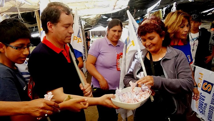  Candidato regional de Perú Patria Segura visitó a comerciantes del “Dos de Mayo”