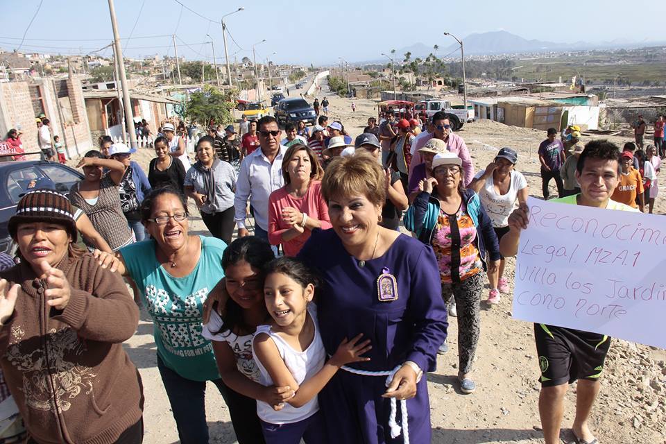 Lotes bajo modalidad de sorteo entregó alcaldesa Victoria Espinoza