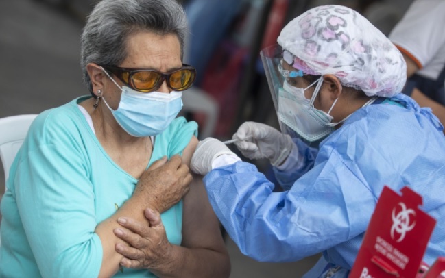 Adultos mayores reciben cuarta dosis de vacuna contra el covid-19 desde este 2 de abril