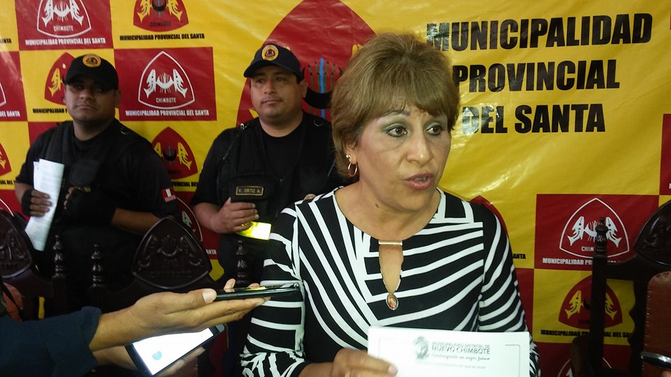 Alcaldesa Victoria Espinoza lamenta que se esté usando a invasores para movilizarse en su contra