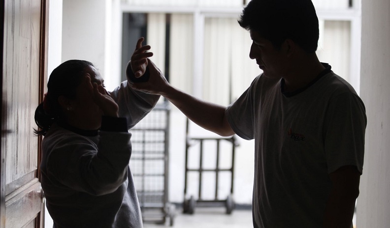 Noticias sobre violencia contra la mujer en medios de radio y TV deben ser tratadas adecuadamente